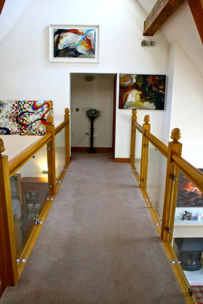 Corridor at Film location D2284 in Surrey (photo 12)