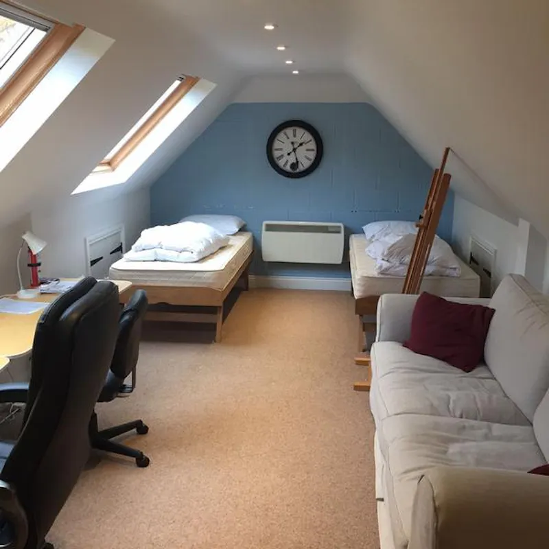 Bedroom at Film location D2284 in Surrey (photo 13)
