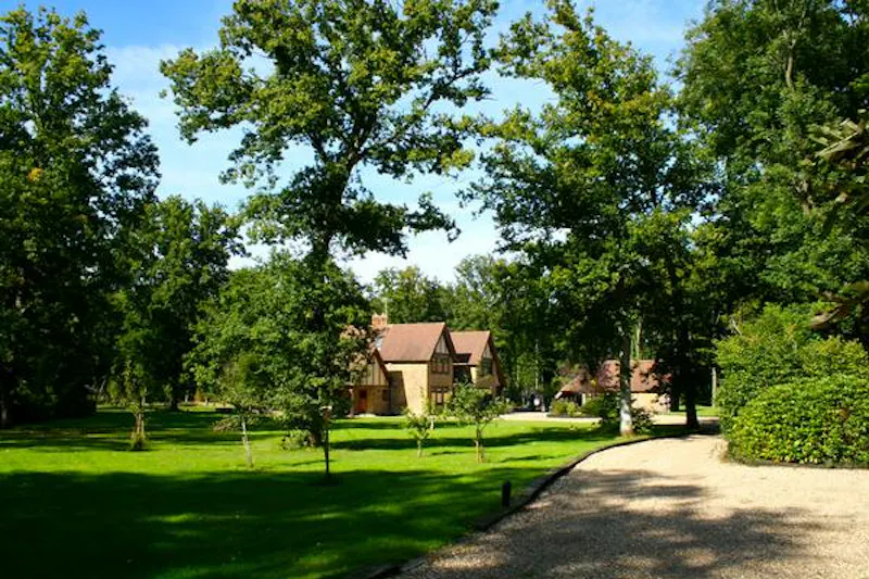 Driveway at Film location D2284 in Surrey (photo 22)