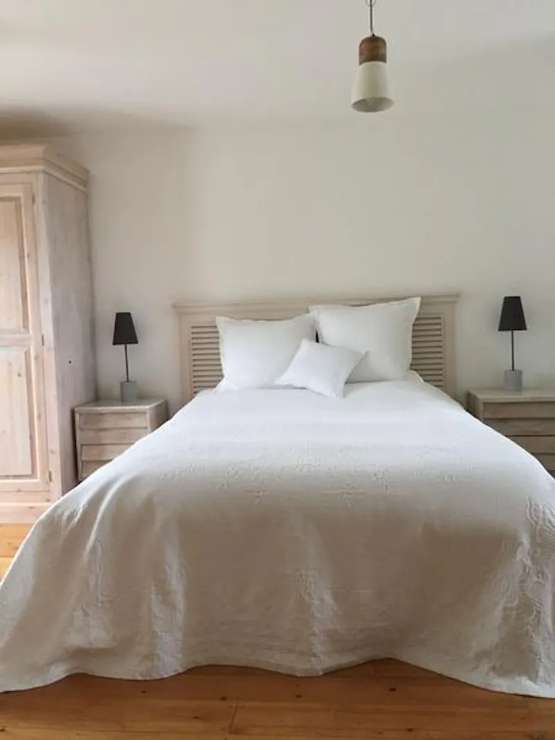 Bedroom at Film location D2287 in Kent (photo 11)