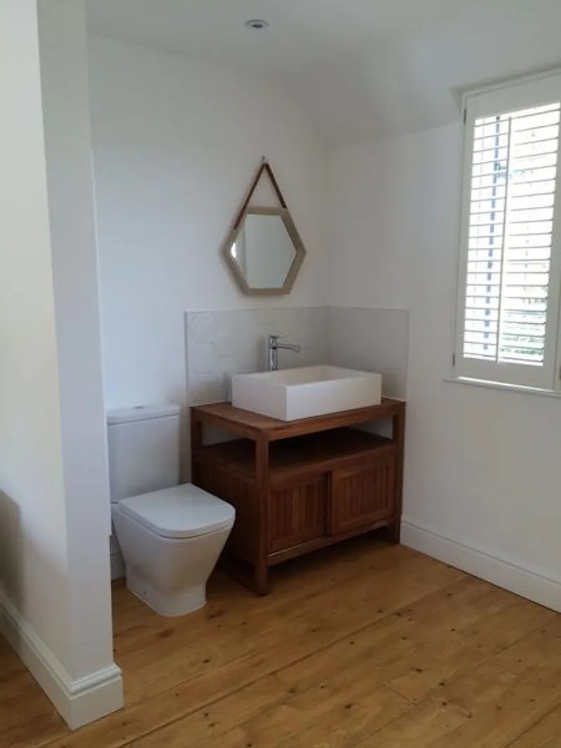 Bathroom at Film location D2287 in Kent (photo 18)