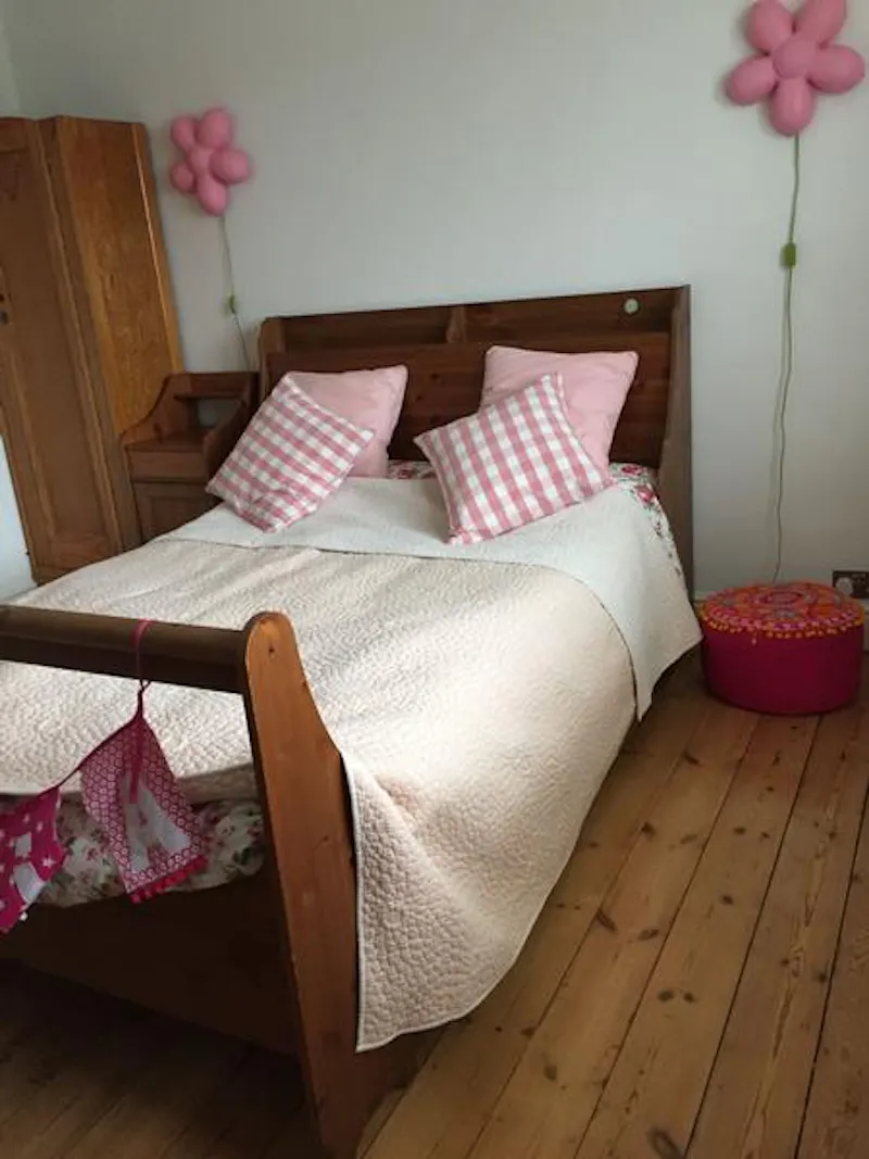 Bedroom at Film location D2287 in Kent (photo 20)