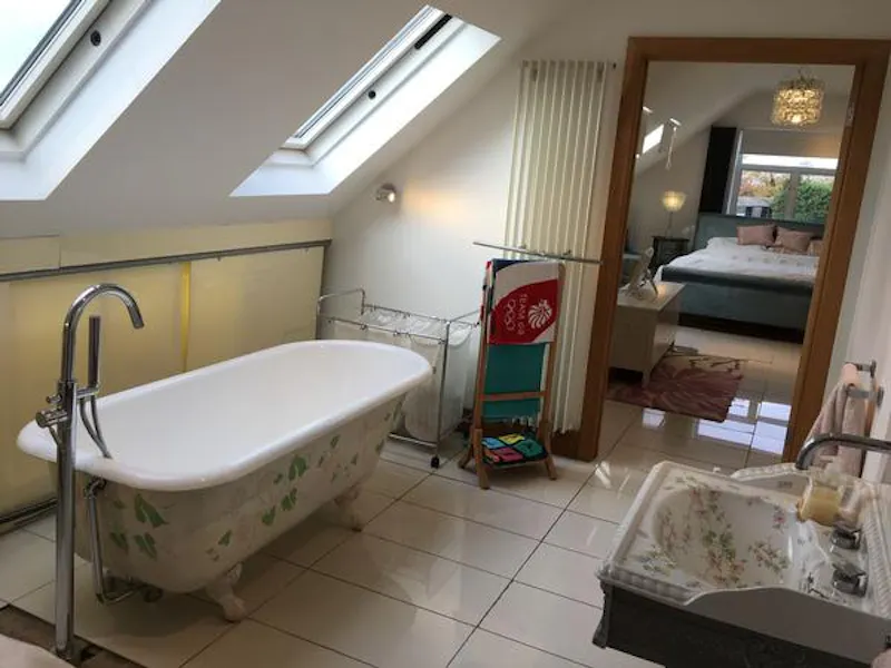 Bathroom at Film location D2288 in Essex (photo 10)