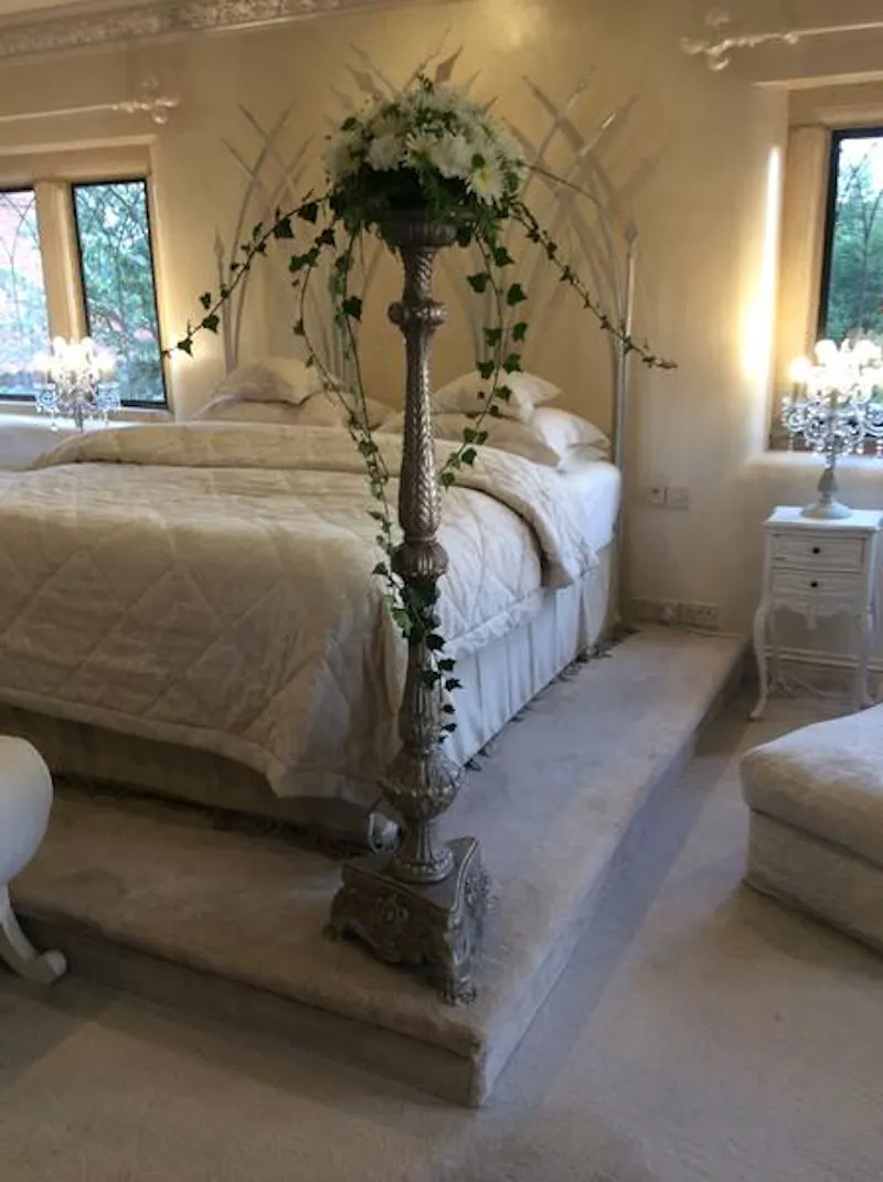 Bedroom at Eclectic Gothic hotel in Newark, A1423 (photo 18)