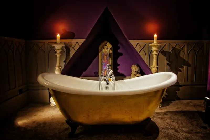 Bathroom at Eclectic Gothic hotel in Newark, A1423 (photo 26)