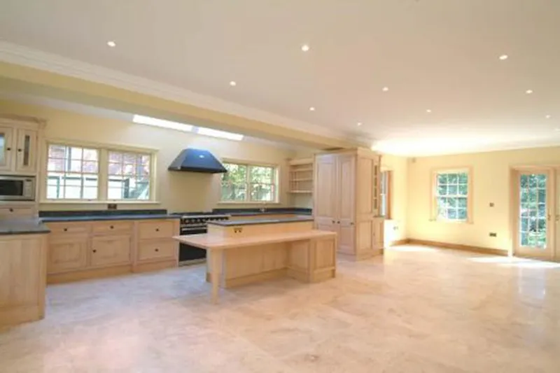 Kitchen at Film location D2291 in London (photo 3)