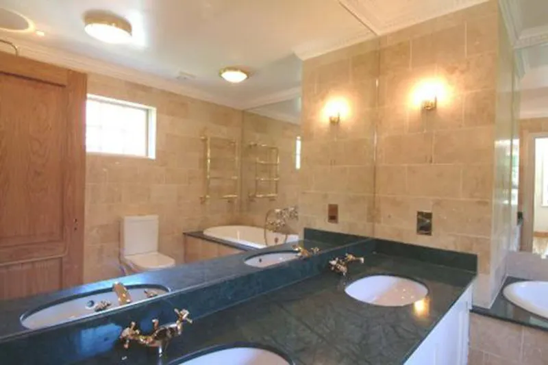 Bathroom at Film location D2291 in London (photo 4)