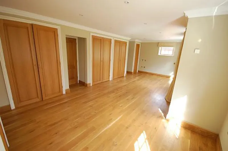 Bedroom at Film location D2291 in London (photo 6)