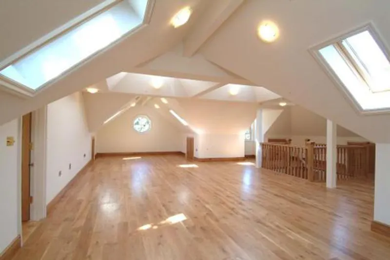 Attic at Film location D2291 in London (photo 7)