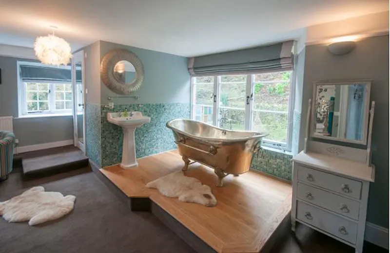 Bathroom at Dartmoor Tudor manor, M301 (photo 6)
