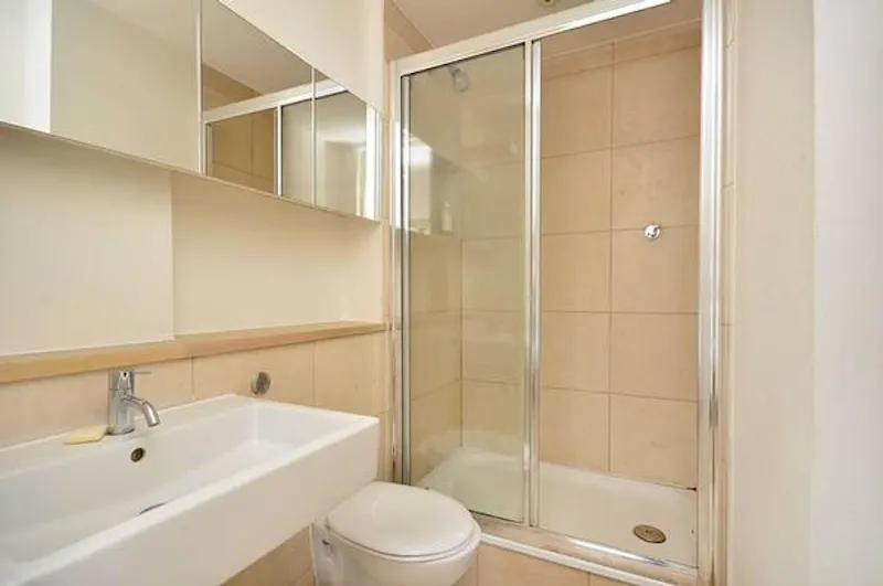 Bathroom at Clerkenwell rooftop jacuzzi flat, F1133 (photo 10)