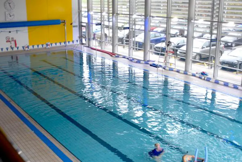 Swimming pool - indoor at Leisure Centre close to Elstree Studios., V153 (photo 15)