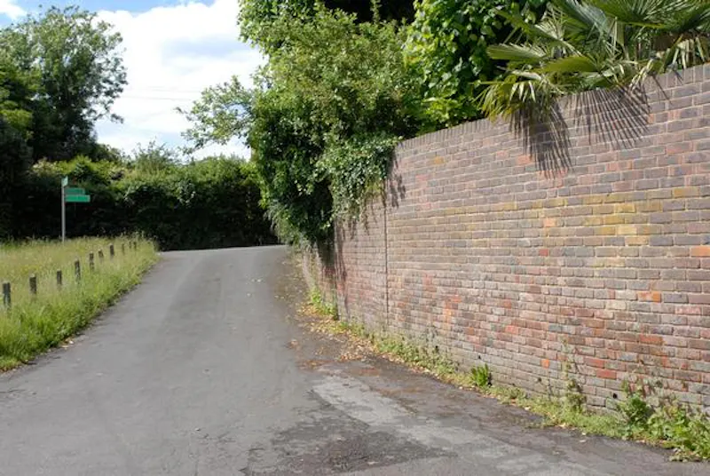 Communal park close to Elstree, V154 (photo 1)