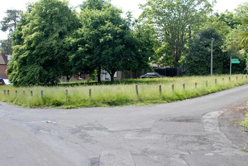 Communal park close to Elstree, V154 (photo 2)