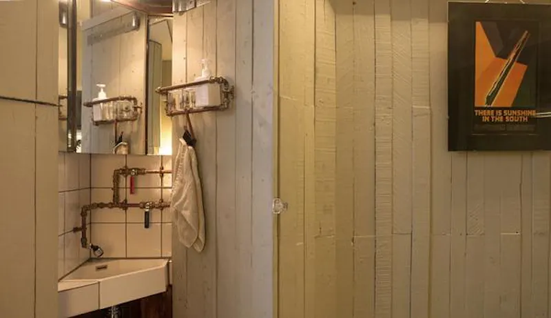 Bathroom at Rustic apartment in Herne Hill., F1134 (photo 33)