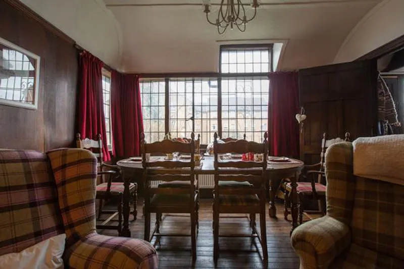 Dining room at Film location C876 in London (photo 4)