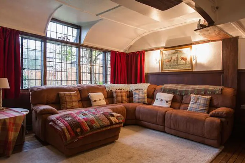 Living Room at Film location C876 in London (photo 5)
