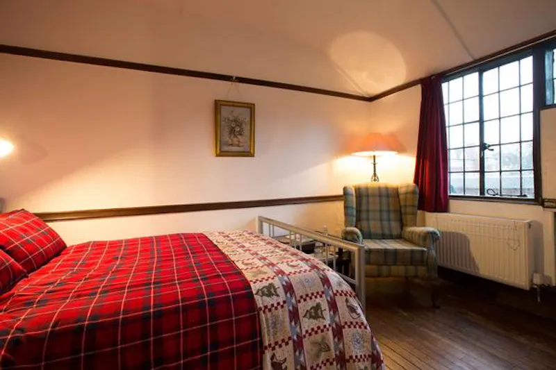 Bedroom at Film location C876 in London (photo 10)