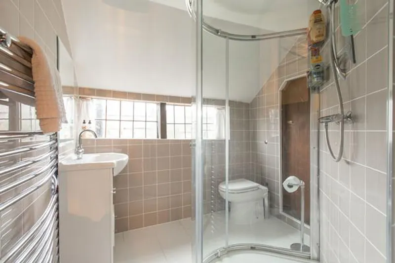 Bathroom at Film location C876 in London (photo 12)