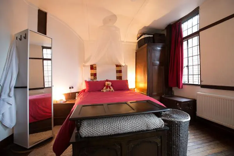 Bedroom at Film location C876 in London (photo 13)