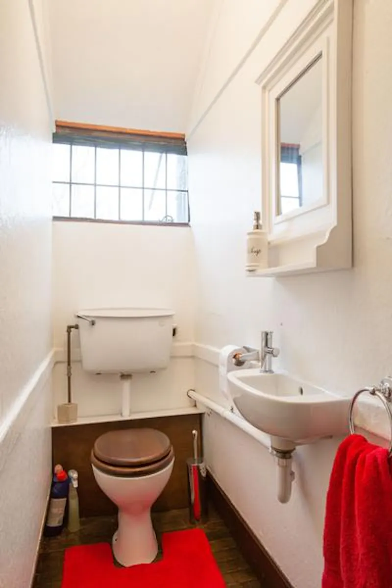 Bathroom at Film location C876 in London (photo 15)