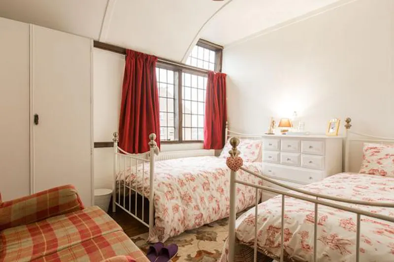 Bedroom at Film location C876 in London (photo 16)
