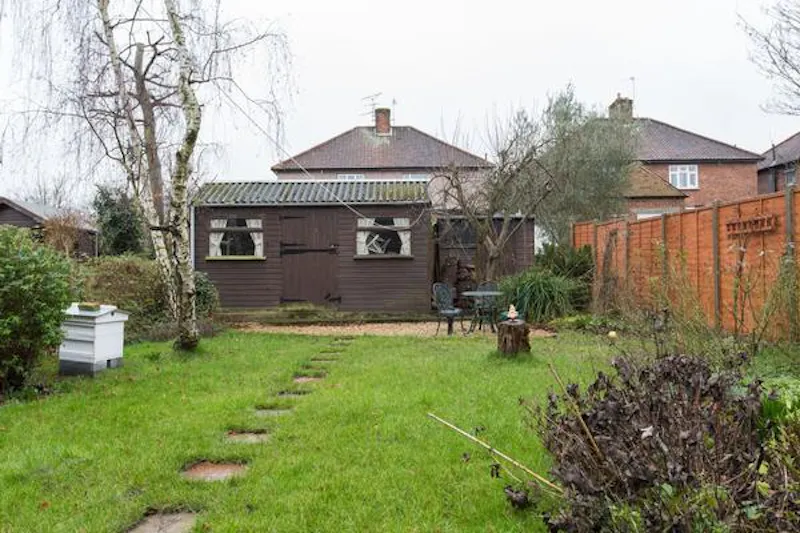 Garden at Film location C876 in London (photo 17)
