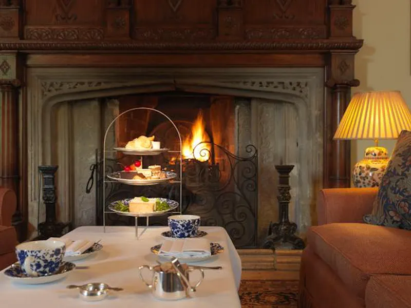 Fireplace at Oxford Tudor country manor hotel, M302 (photo 7)