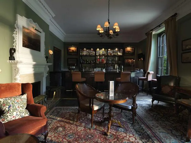 Bar at Oxford Tudor country manor hotel, M302 (photo 4)