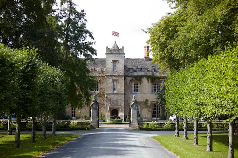 Driveway at Oxford Tudor country manor hotel, M302 (photo 1)