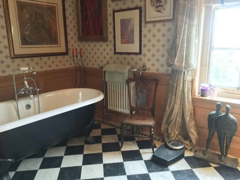Bathroom at Stunning Syresham house, B1755 (photo 43)
