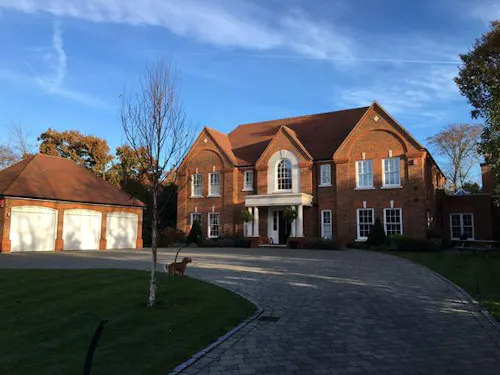 Gated Farnham mansion, D2295