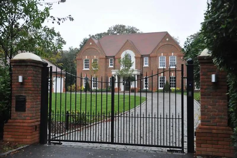 Driveway at Gated Farnham mansion, D2295 (photo 53)