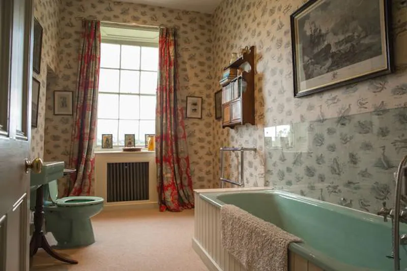 Bathroom at 17th century Northampton Gem, H178 (photo 26)