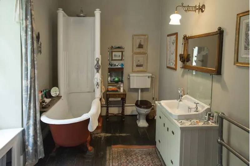 Bathroom at 17th century Northampton Gem, H178 (photo 32)