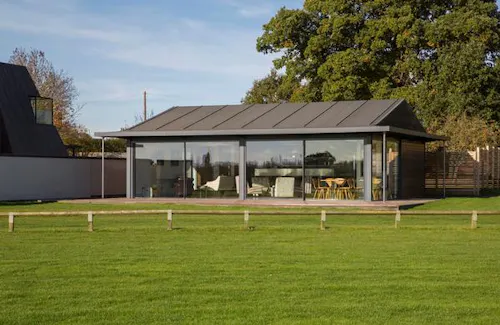 Polo estate with extensive grounds, V155