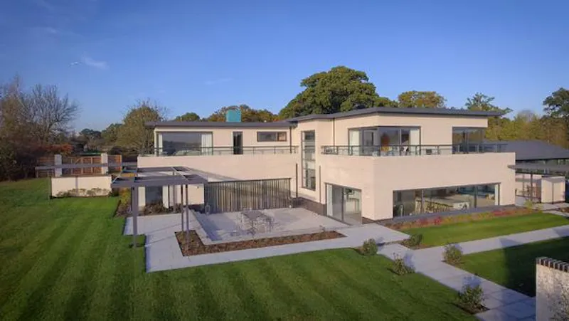Polo estate with extensive grounds, V155 (photo 32)