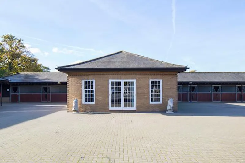 Polo estate with extensive grounds, V155 (photo 37)