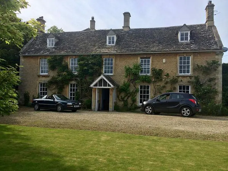 Driveway at Stone house in Lechlade, A1427 (photo 1)