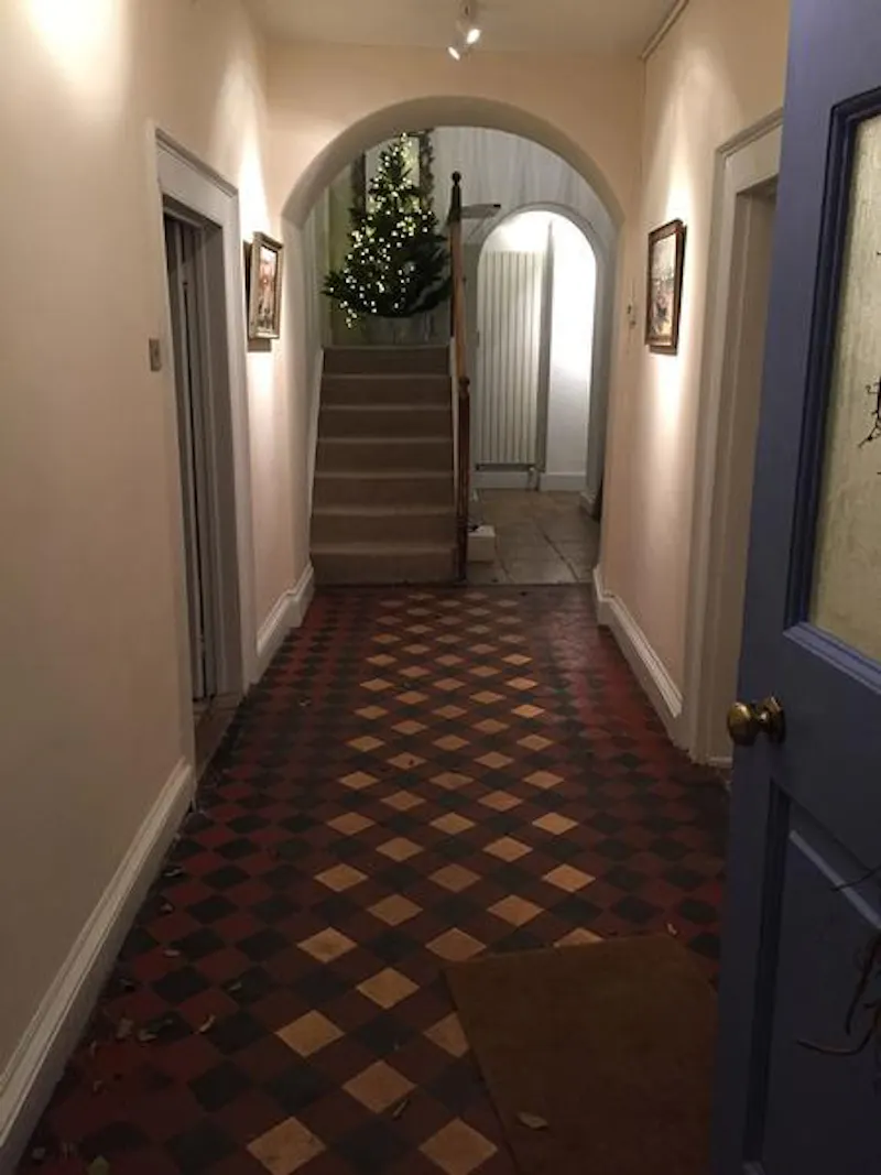 Entrance hall at Stone house in Lechlade, A1427 (photo 3)