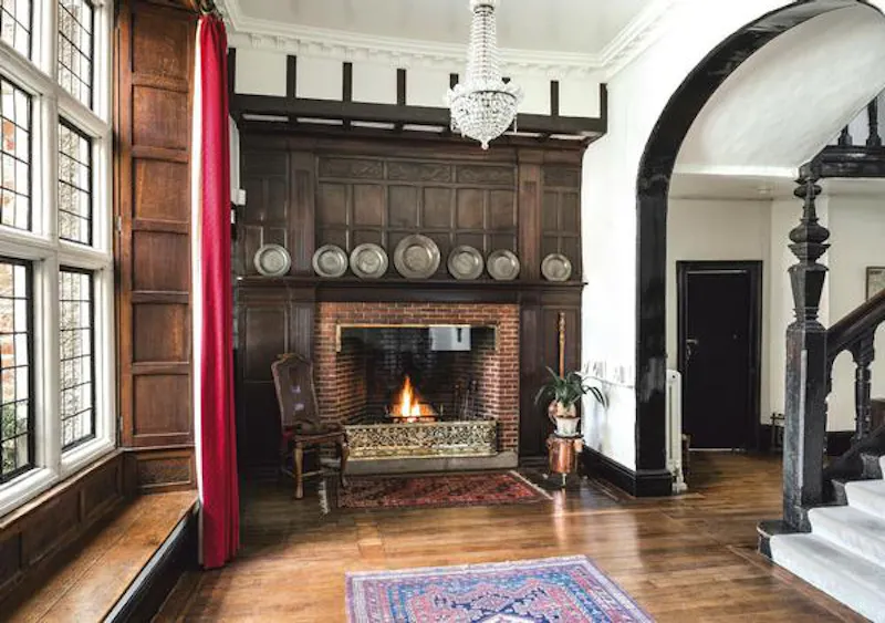 Fireplace at Magical Missenden manor, M303 (photo 2)