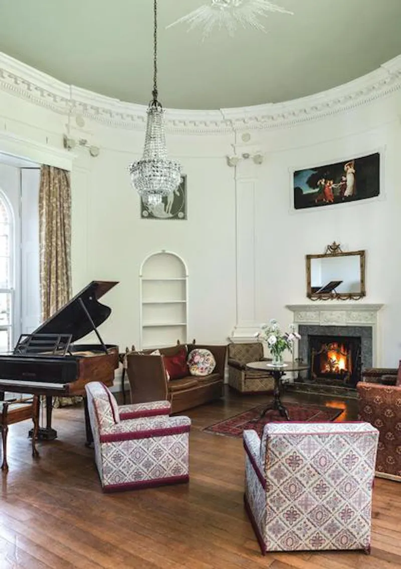 Drawing room at Magical Missenden manor, M303 (photo 4)