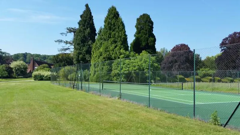 Tennis court at Magical Missenden manor, M303 (photo 17)