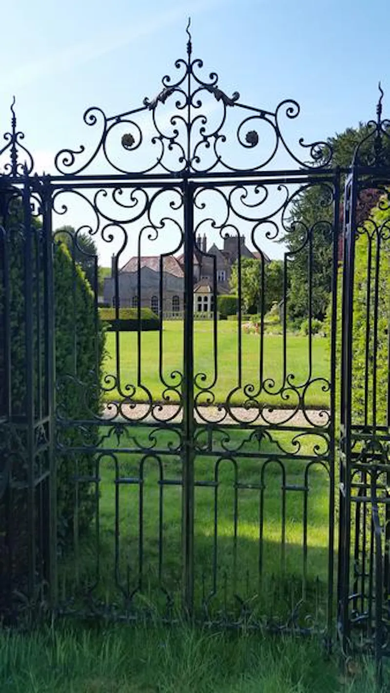 Gate at Magical Missenden manor, M303 (photo 20)