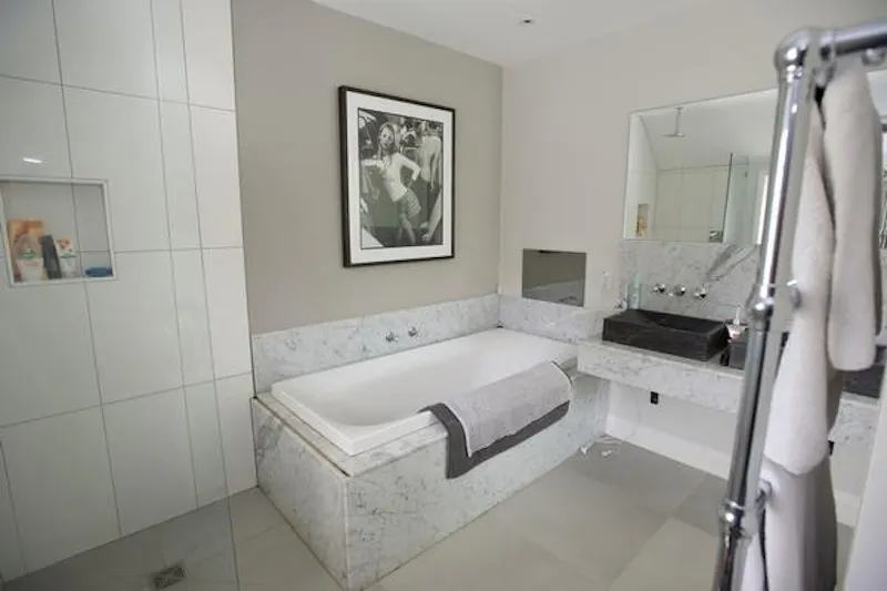 Bathroom at Stunning Hampton house, D2297 (photo 54)