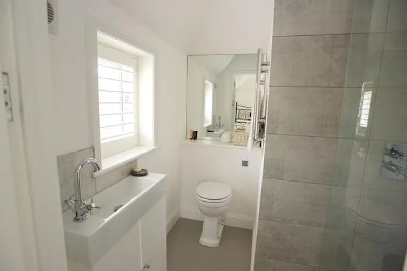 Bathroom at Stunning Hampton house, D2297 (photo 56)