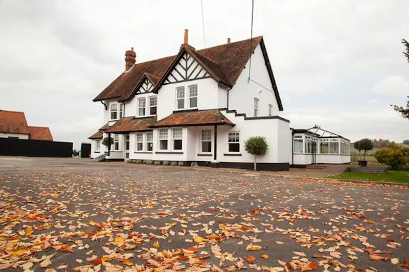 Driveway at Film location D2298 in Berkshire (photo 9)