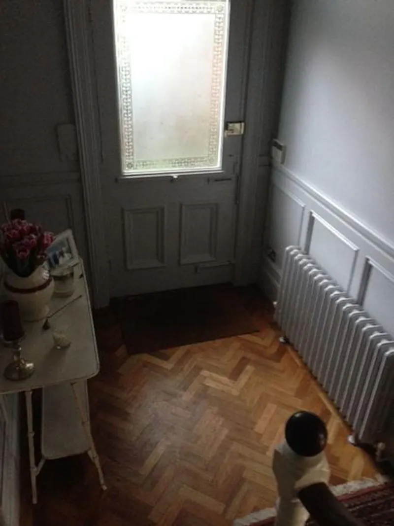 Entrance hall at East Molesey river view house, B1759 (photo 2)