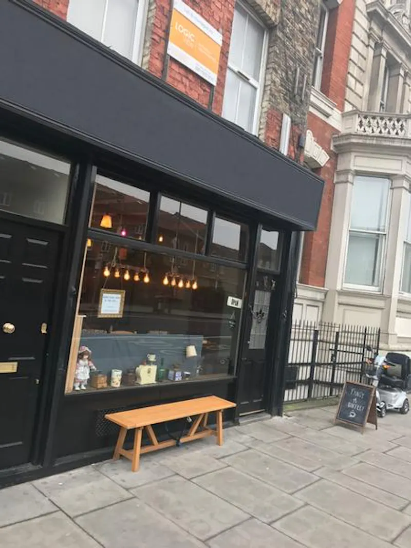 Hoxton cafe, R812 (photo 1)