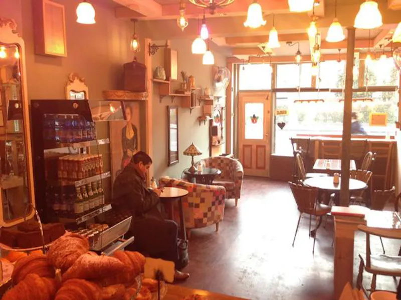Hoxton cafe, R812 (photo 4)